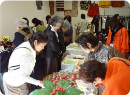 写真:チャリティーバザーの様子